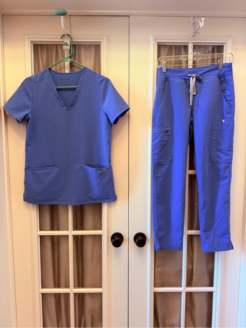 XS Ceil Blue Women’s Figs Scrubs Set w/ Petite Yola Yoga Pants EUC